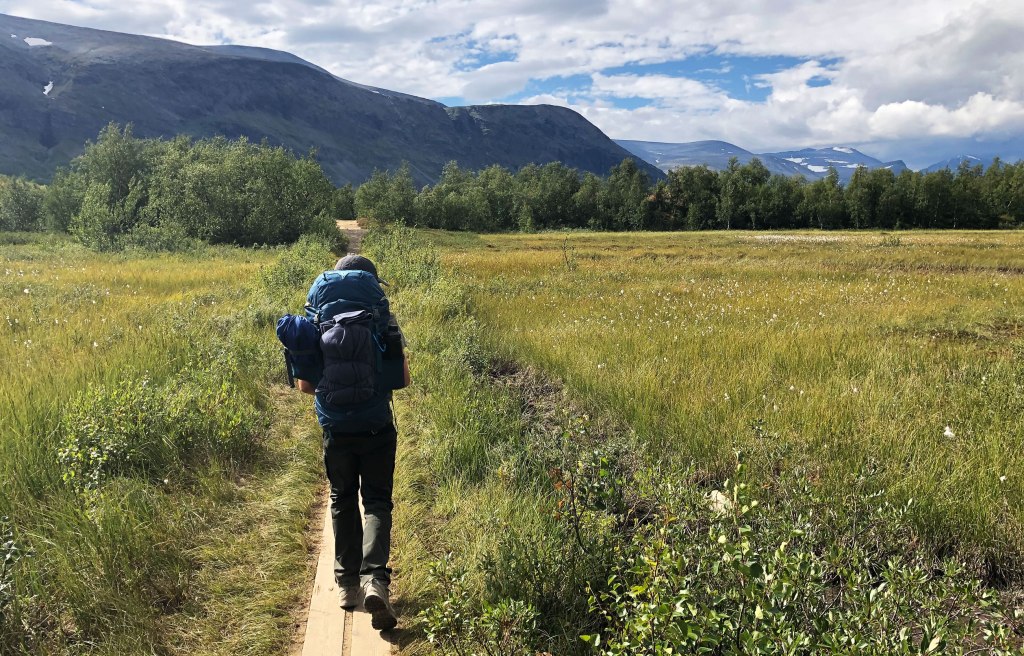Vandring till båten som ska ta oss över Láddjujávri