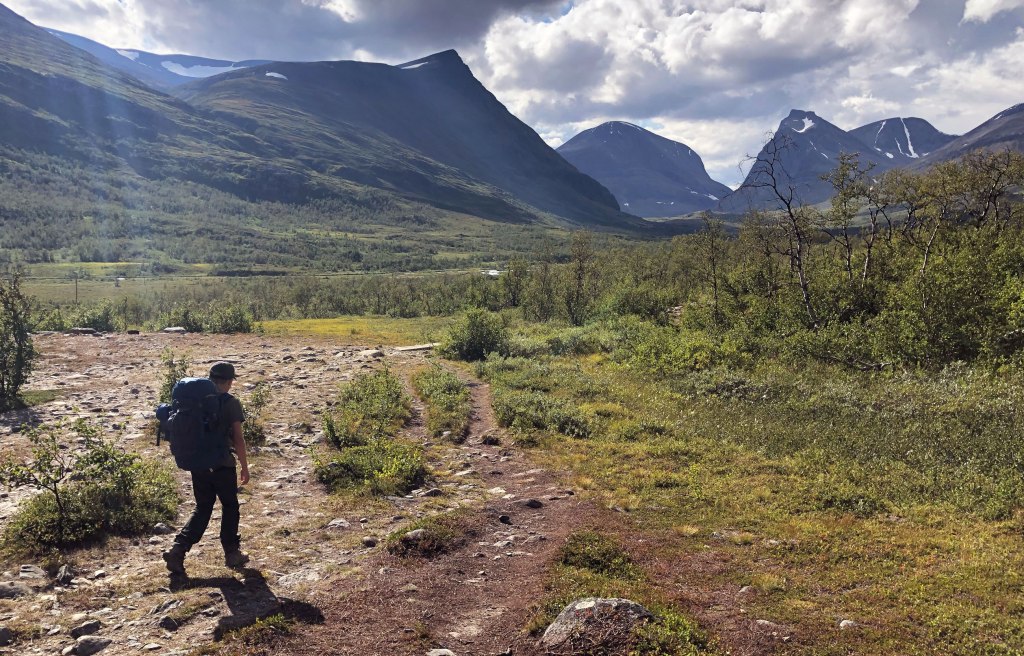 Snart framme vid fjällstationen, bara en par kilometer kvar att vandra. 
