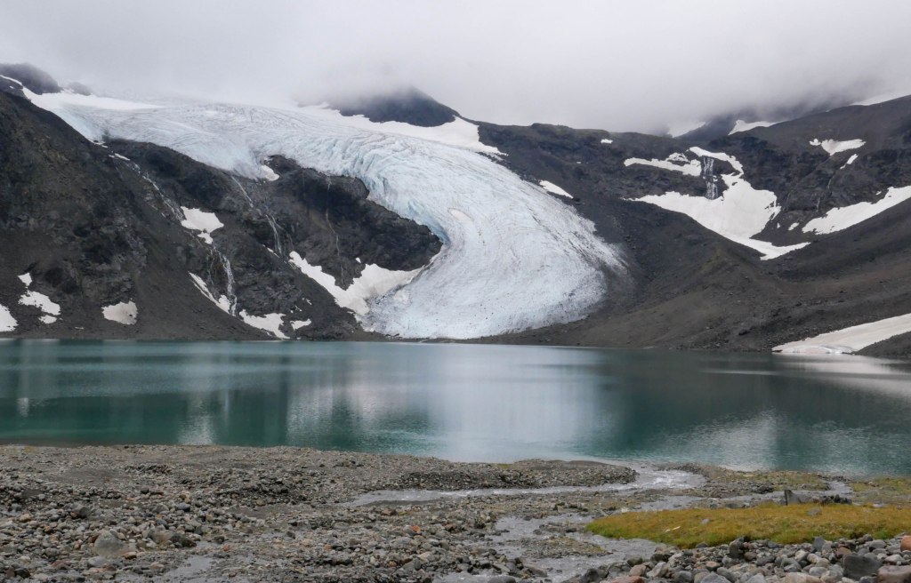 Kebnepakteglaciären som skruvar sig ner i Tarfalasjön.