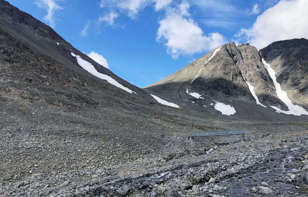 Bron över Kittelbäcken och den sista möjligheten att fylla på vattenflaskorna.