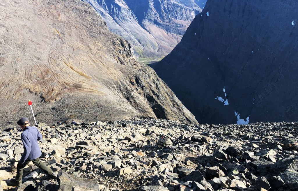 På väg ner från Vierramvárre tillbaka mot Kebnekaise fjällstation efter en lunch i solen på Kebnekaises sydsida.